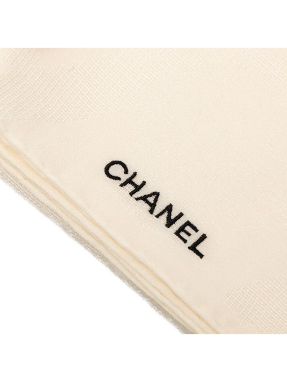 ★SOLD★ Chanel CC Logo All Over Pattern Scarf White Silk - Picture 4 of 6